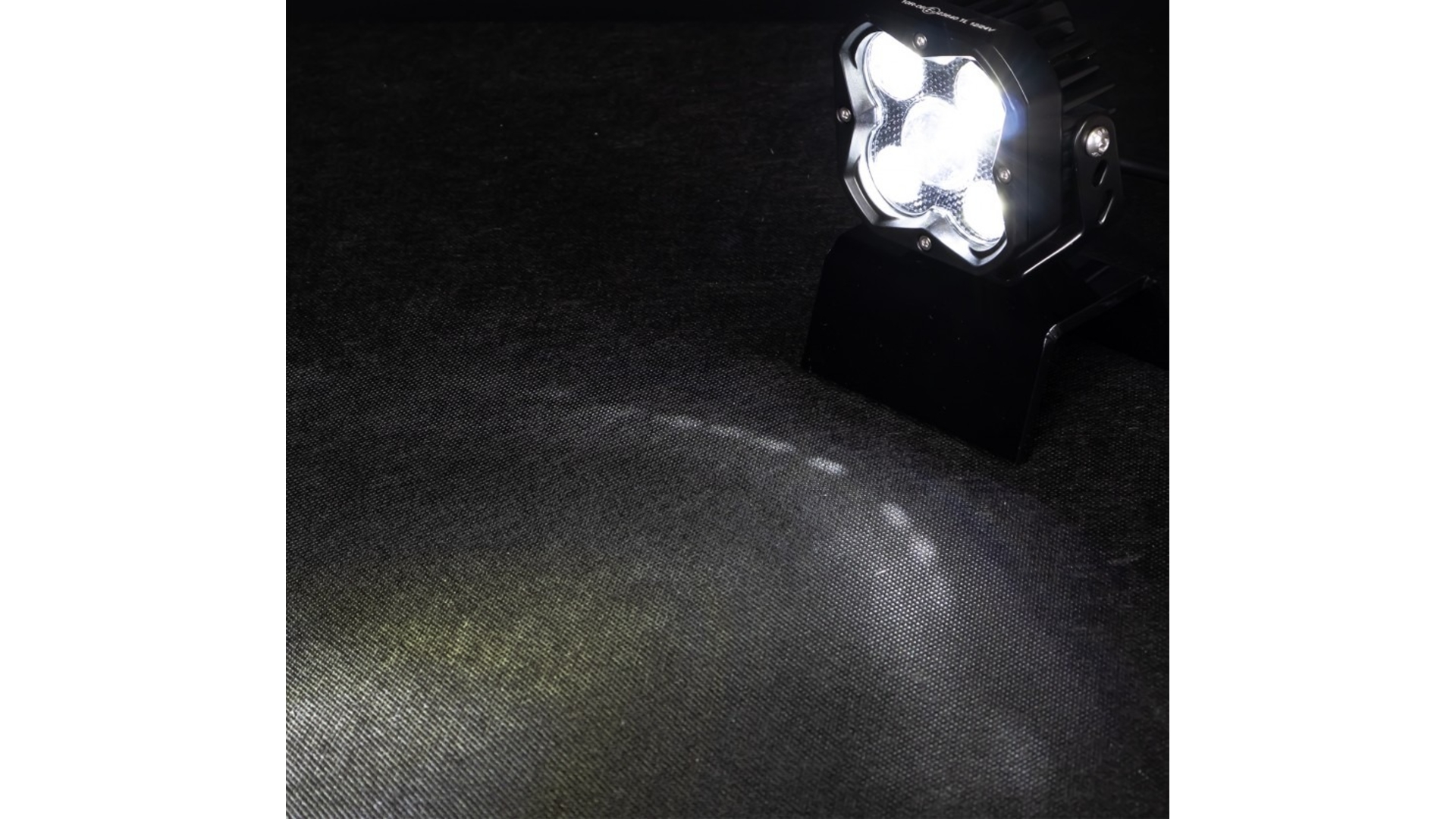 РАБОЧАЯ ФАРА 4 X LED + 1 X LED С ЛИНЗОЙ