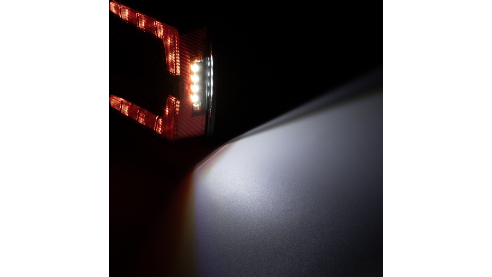 ЗАДНИЙ ФОНАРЬ LED 12 / 24V С БАЙОНЕТНЫМ РАЗЪЕМОМ ЛЕВ.