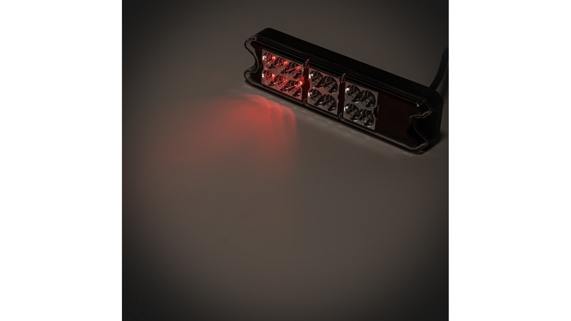 Lampa Zespolona Tylna 18 X LED 12 / 24V Mała