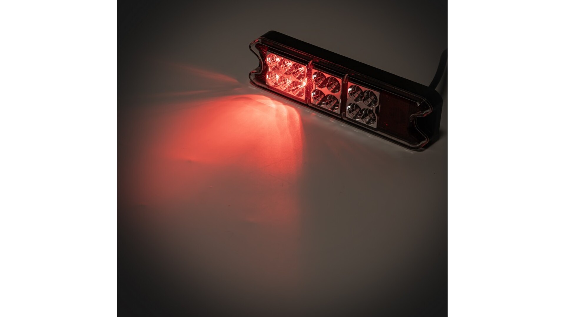 Piloto Trasero 18 X LED 12 / 24V Pequeño