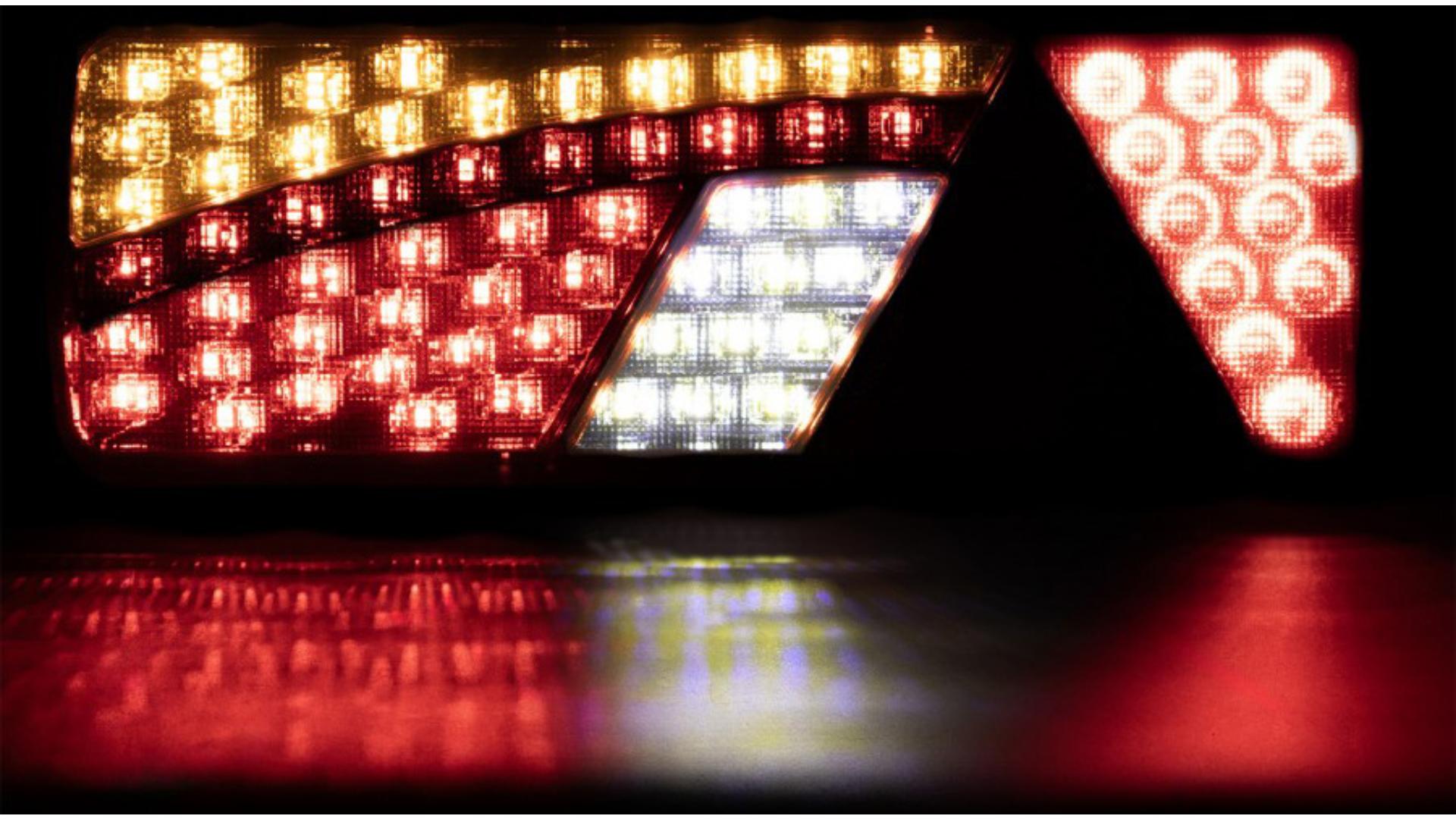Rückleuchte 69 X LED Mit Dreieck (Weiss-Rot) Links
