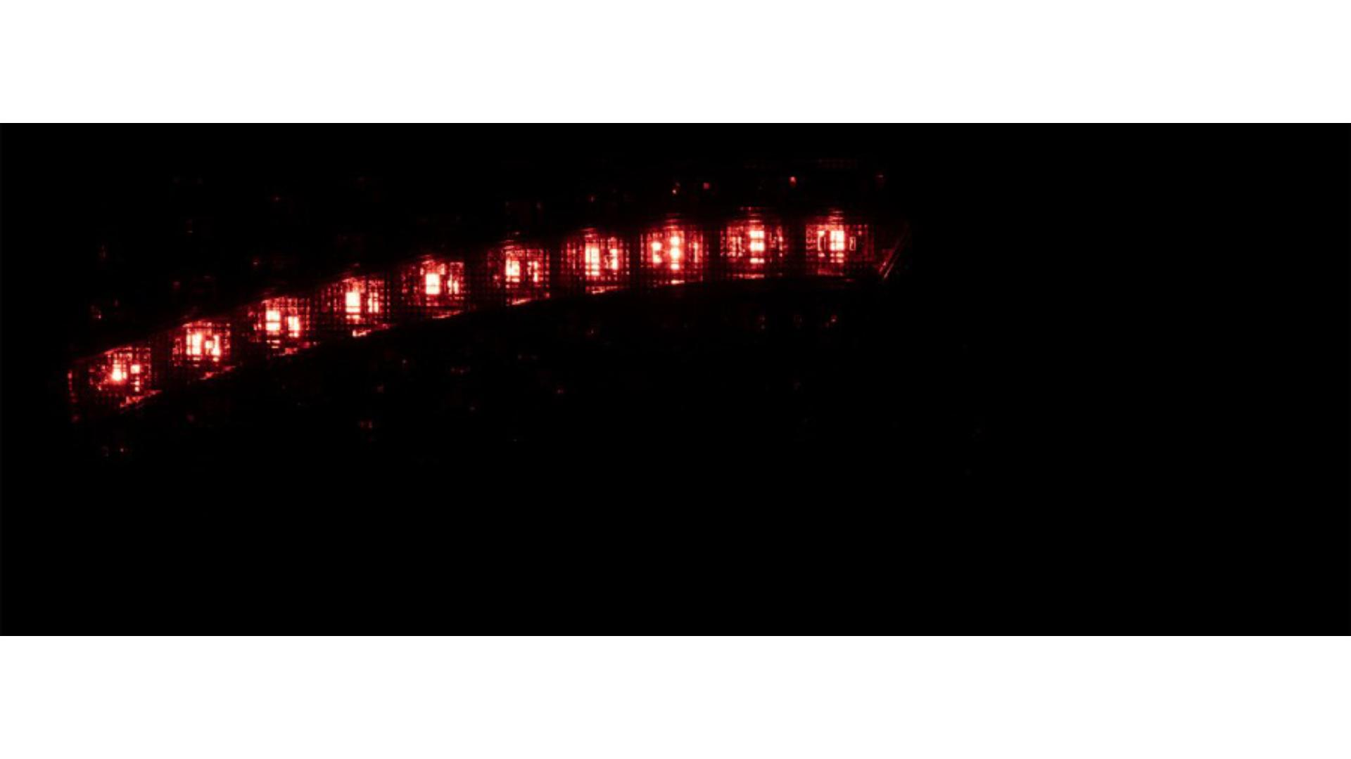 ЗАДНИЙ ФОНАРЬ 69 X LED С ТРЕУГОЛЬНИКОМ (БЕЛО-КРАСНЫЙ) ЛЕВ.