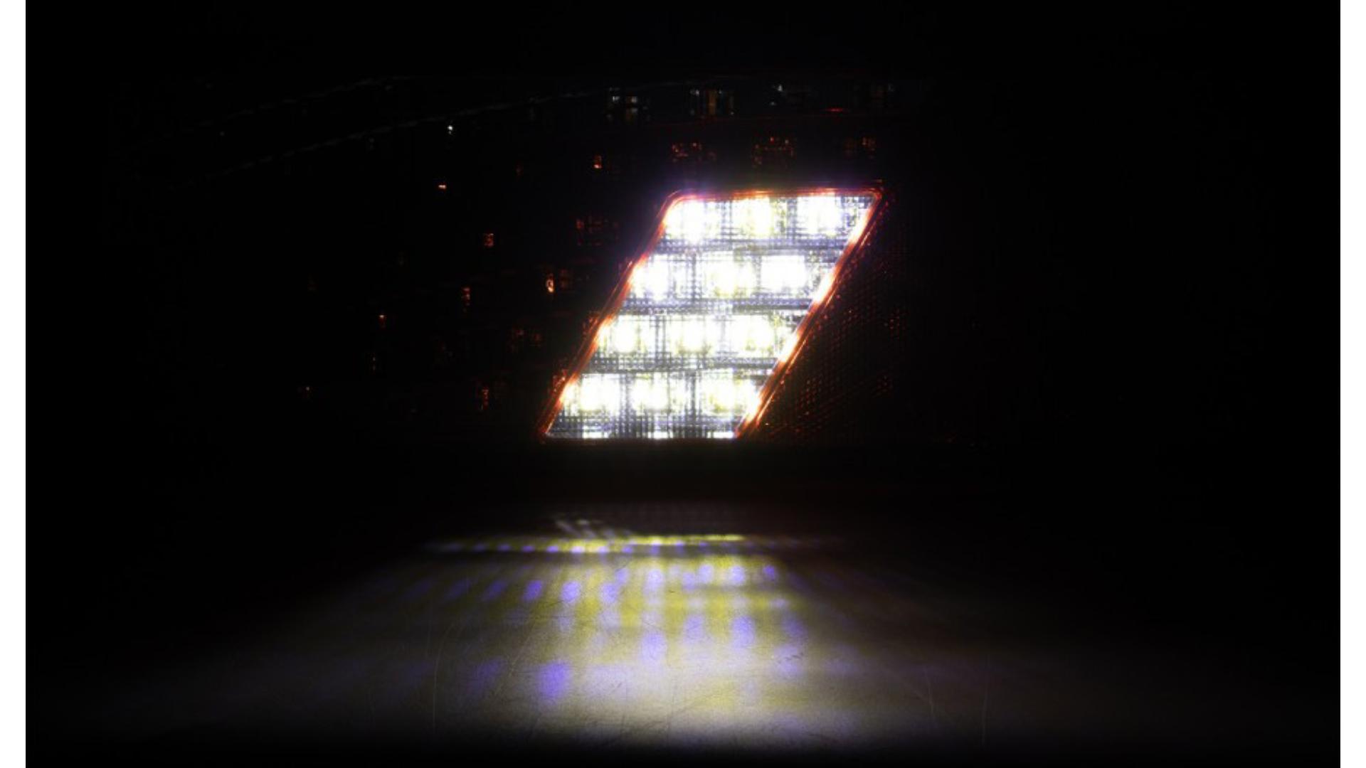 Feu Arrière 69 X LED Avec Triangle (Blanc-rouge) Gauche