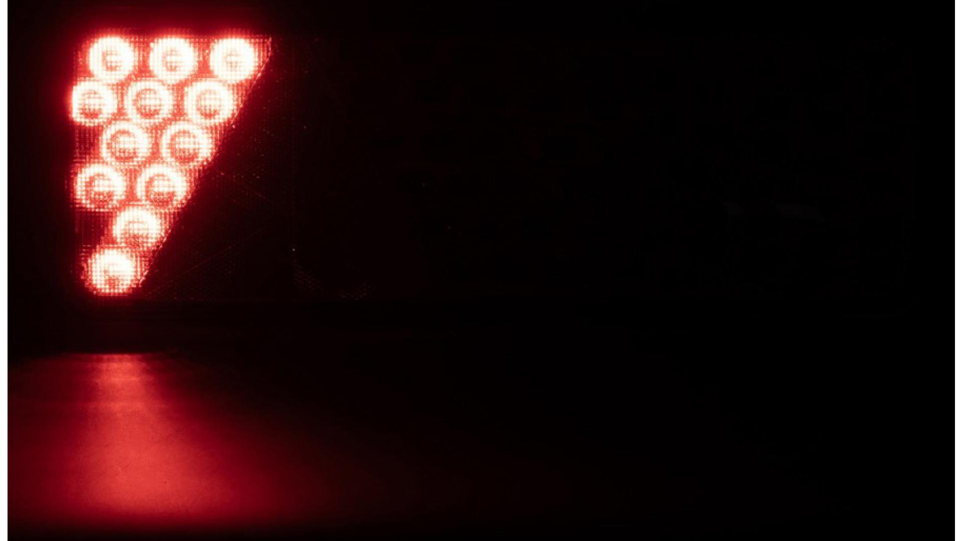 Rückleuchte 69 X LED Mit Dreieck (Weiss-Rot) Rechts