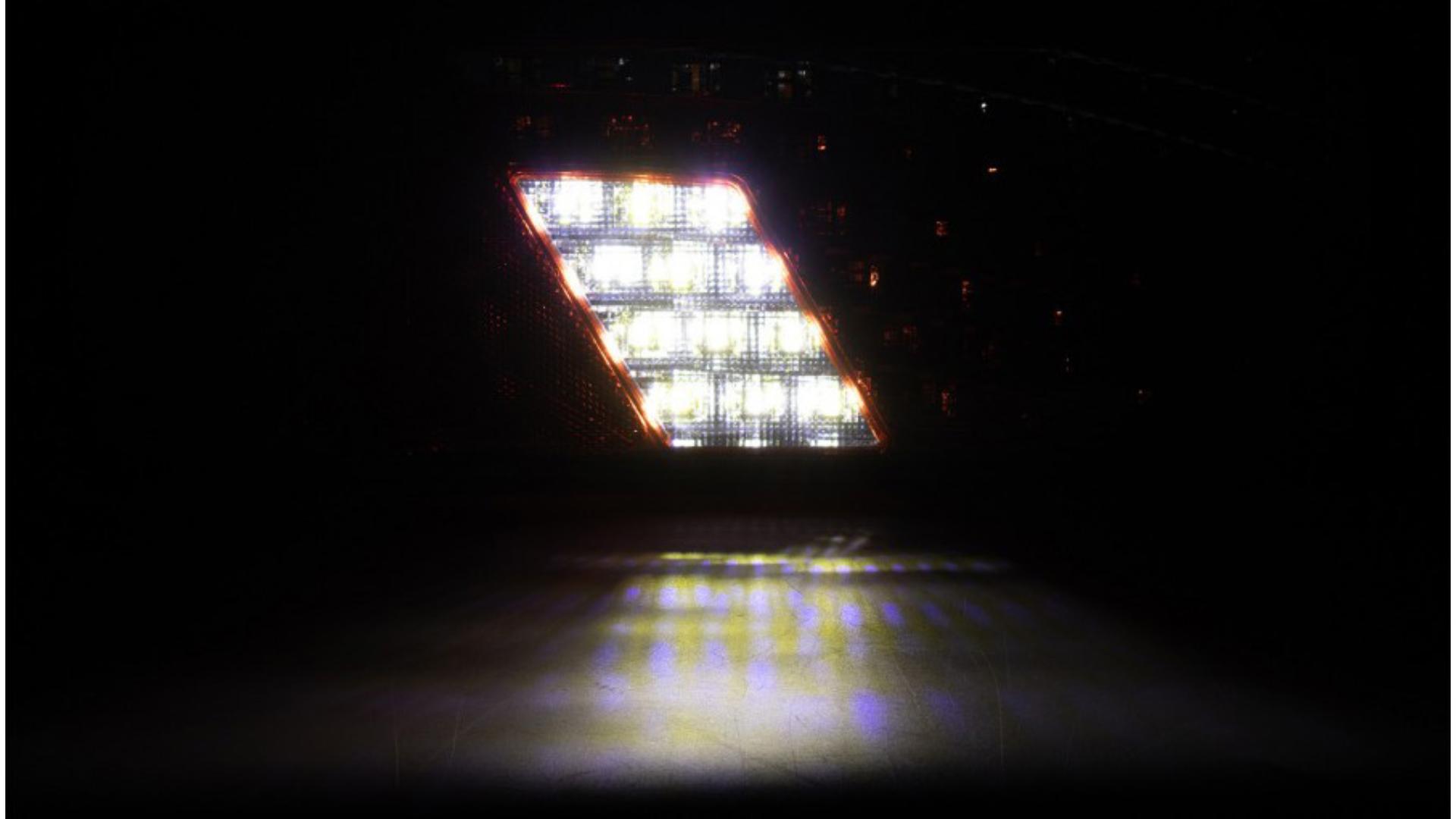 Piloto Trasero 69 X LED con Triángulo (Blanco-rojo) Dch
