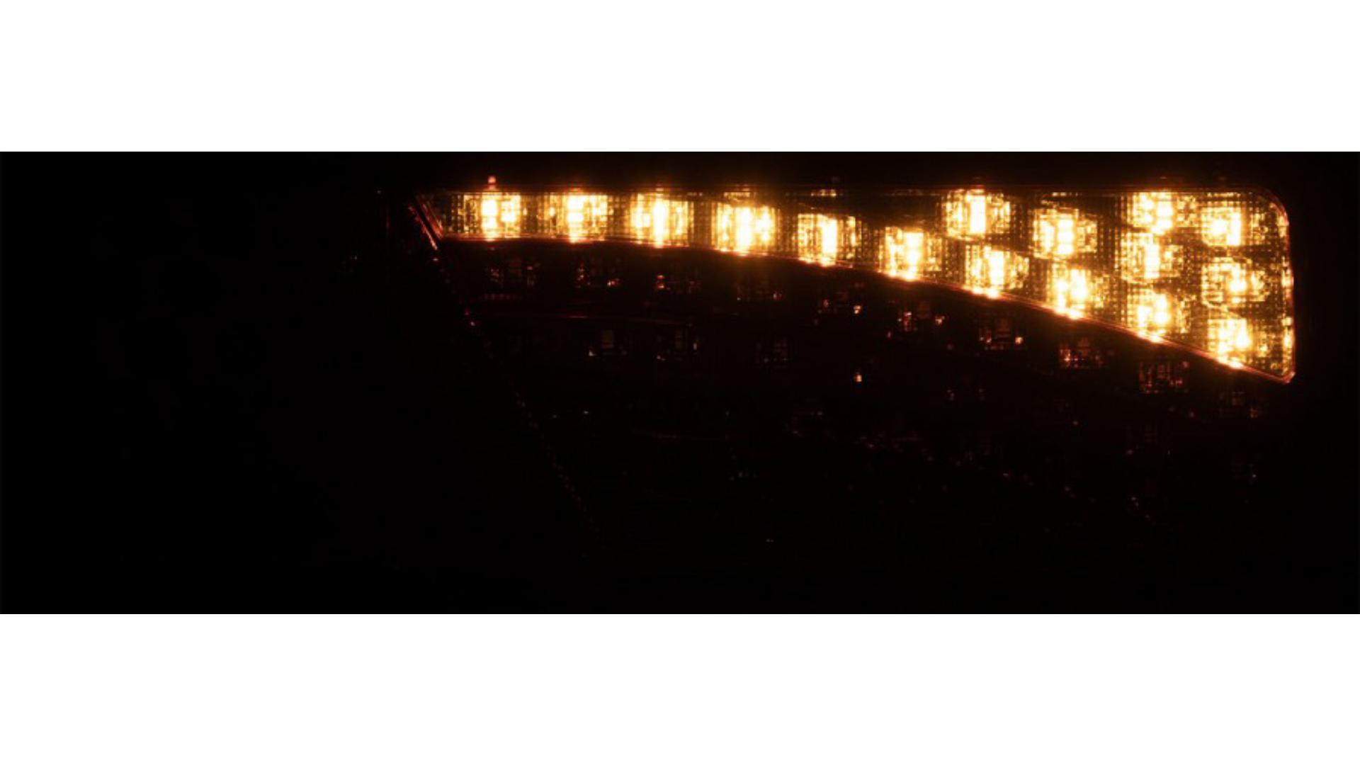 Piloto Trasero 69 X LED con Triángulo (Blanco-rojo) Dch
