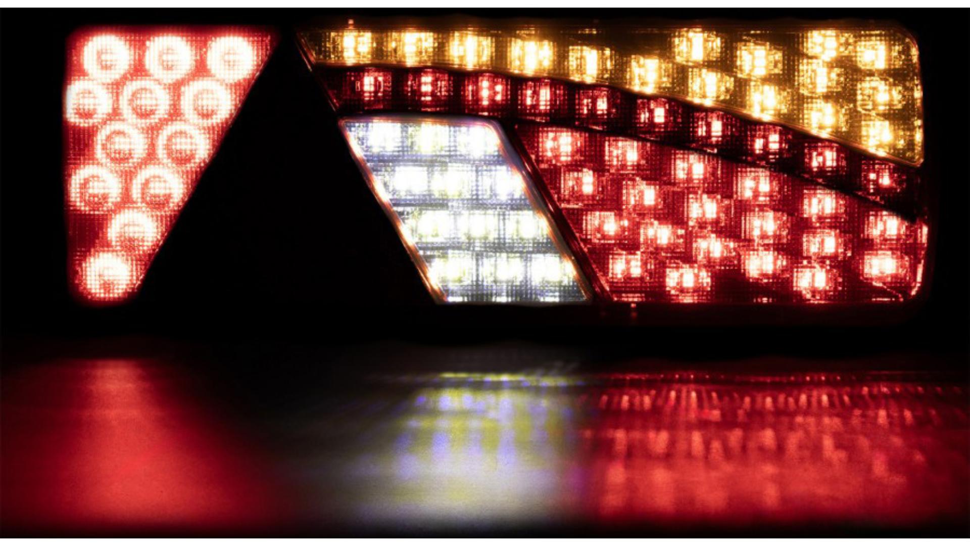 Feu Arrière 69 X LED Avec Triangle (Blanc-rouge) Droit