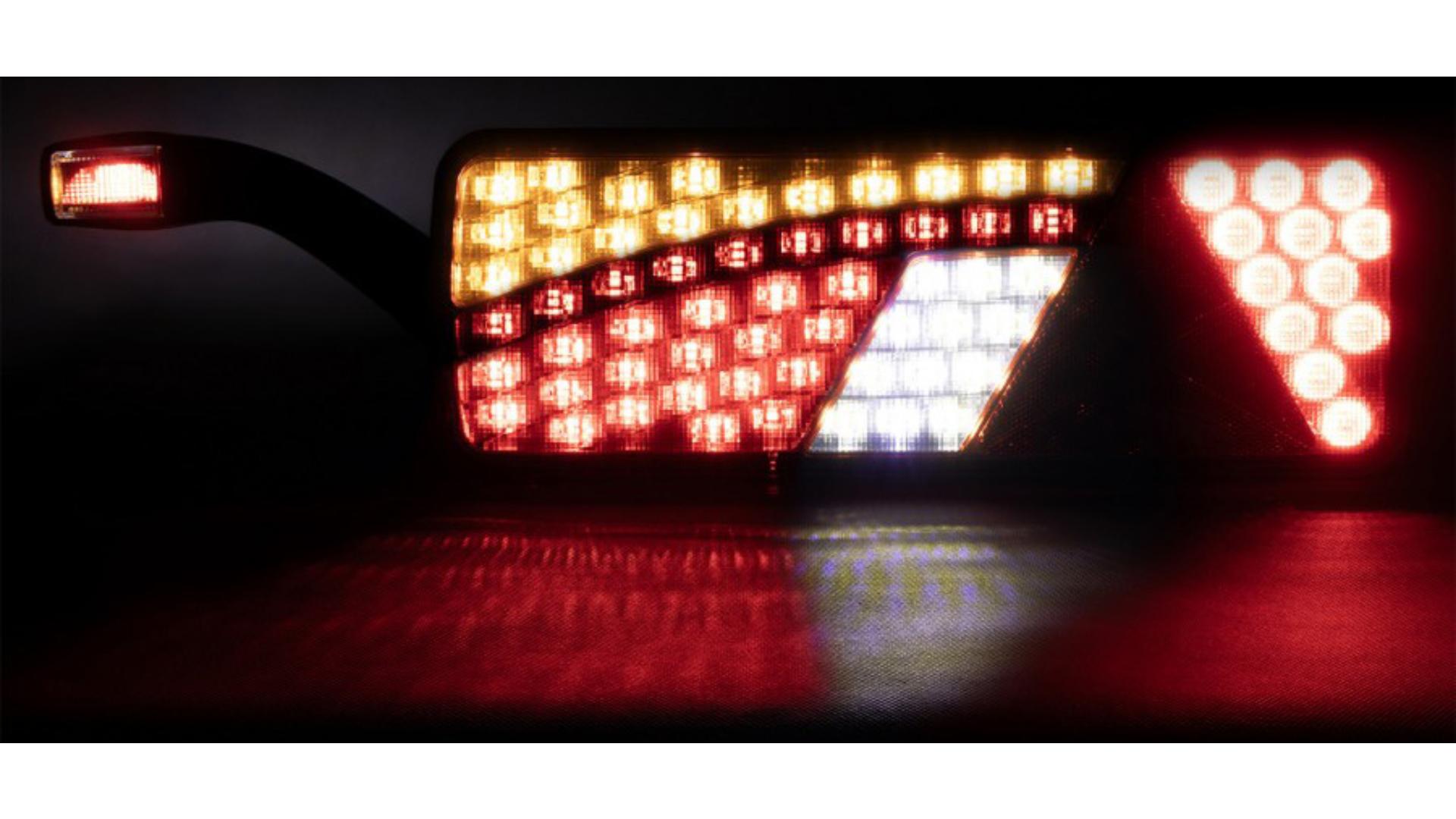 Piloto Trasero 69+6 X LED con Triángulo y Luz de Gálibo Izq