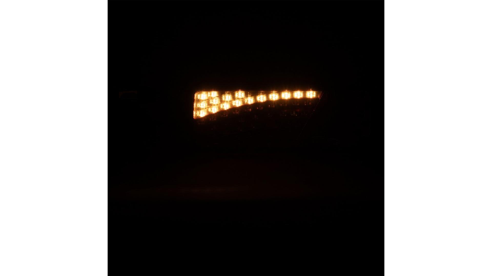ЗАДНИЙ ФОНАРЬ 69+6 X LED С ТРЕУГОЛЬНИКОМ И ГАБАРИТНЫМ ФОНАРЕМ ЛЕВ.