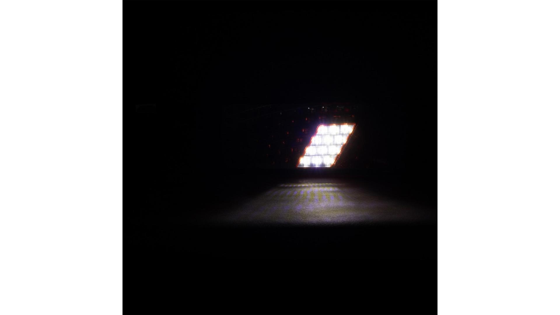 Feu Arrière 69+6 X LED Avec Triangle Et Feu de Gabarit Gauche