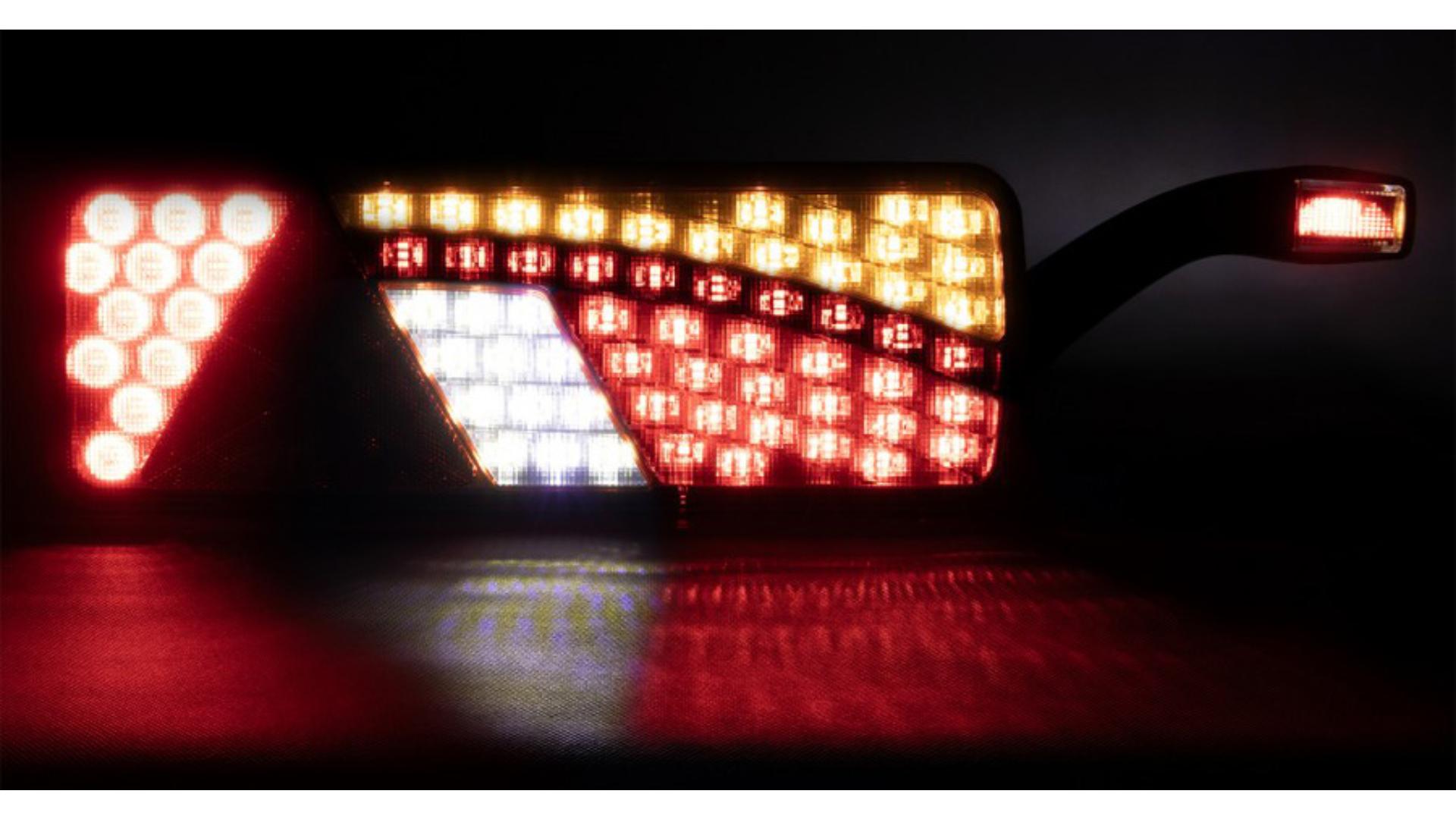 Piloto Trasero 69+6 X LED con Triángulo y Luz de Gálibo Dch