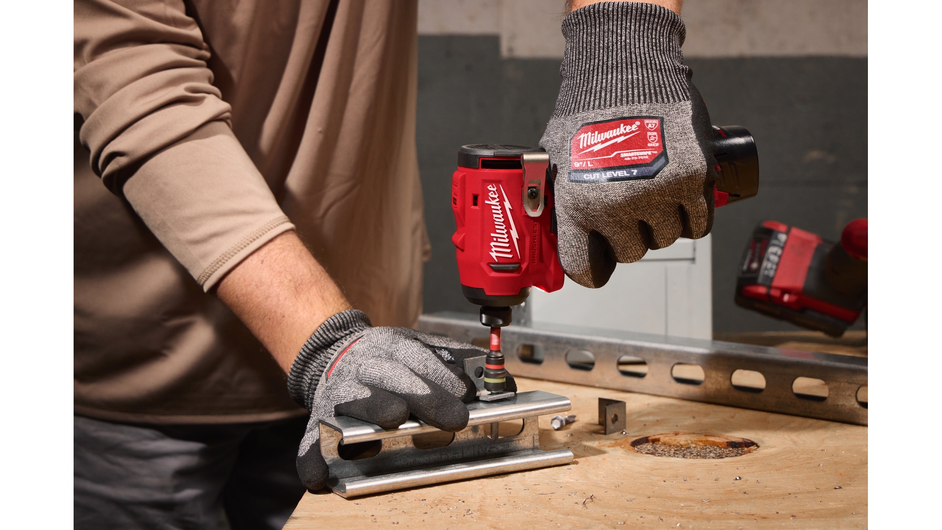 MILWAUKEE M12 BLIDRC-202C - KOMPAKTOWA ZAKRĘTARKA UDAROWA 1/4" HEX 12 V, 2.0 AH, W WALIZCE, Z 2 AKUMULATORAMI I ŁADOWARKĄ
