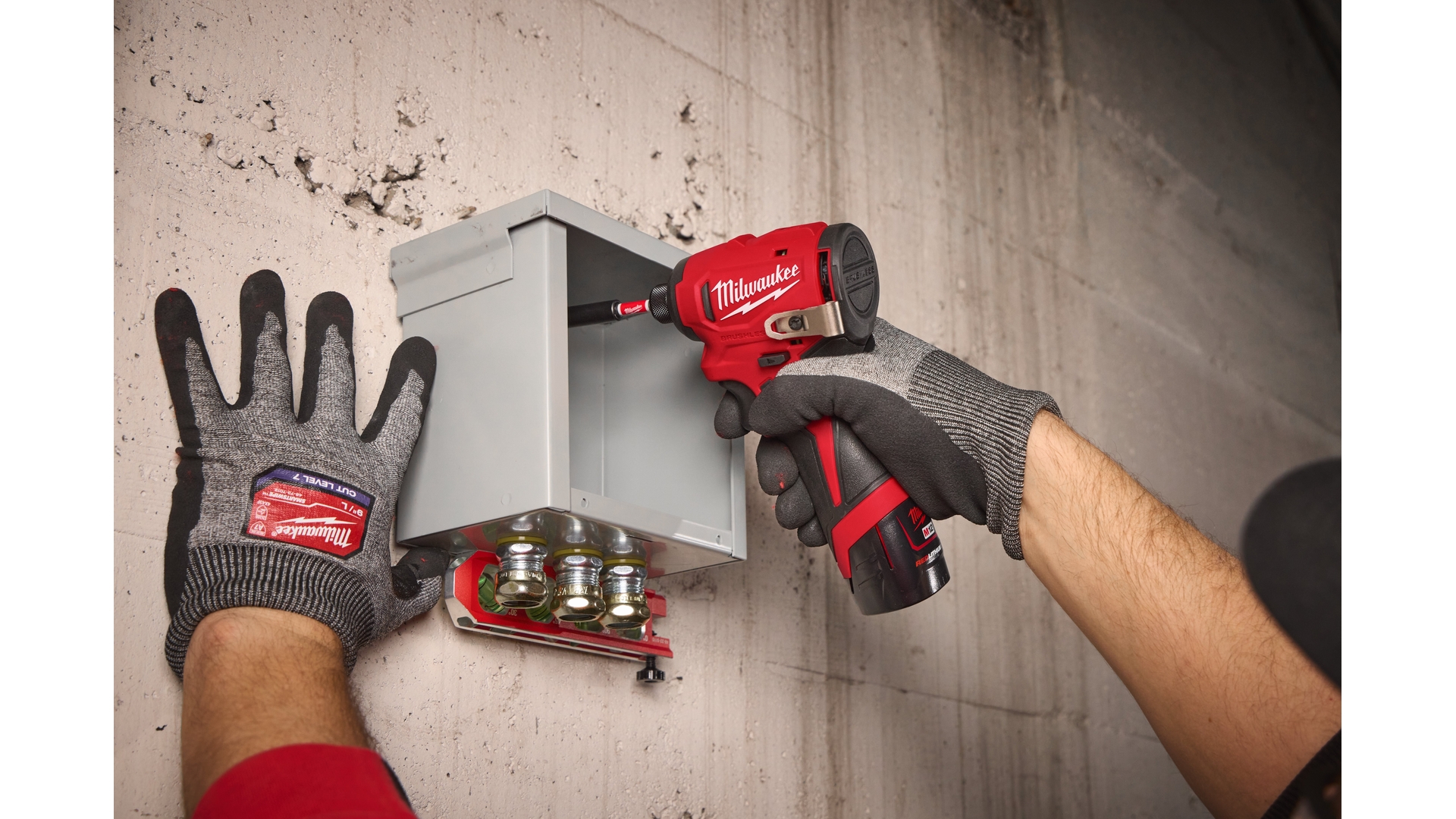 MILWAUKEE M12 BLIDRC-202C - KOMPAKTOWA ZAKRĘTARKA UDAROWA 1/4" HEX 12 V, 2.0 AH, W WALIZCE, Z 2 AKUMULATORAMI I ŁADOWARKĄ
