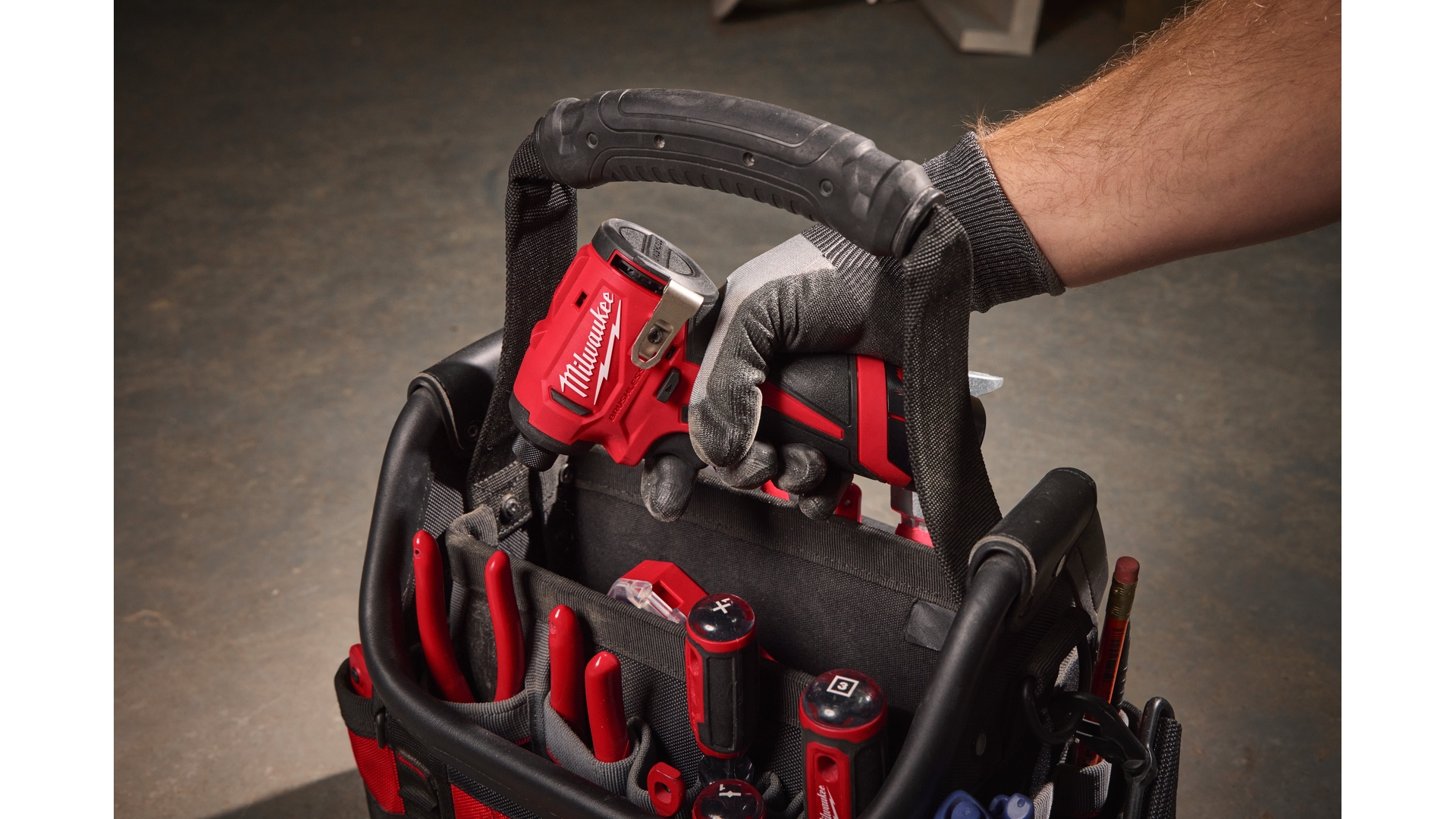 MILWAUKEE M12 BLIDRC-202C - KOMPAKTOWA ZAKRĘTARKA UDAROWA 1/4" HEX 12 V, 2.0 AH, W WALIZCE, Z 2 AKUMULATORAMI I ŁADOWARKĄ
