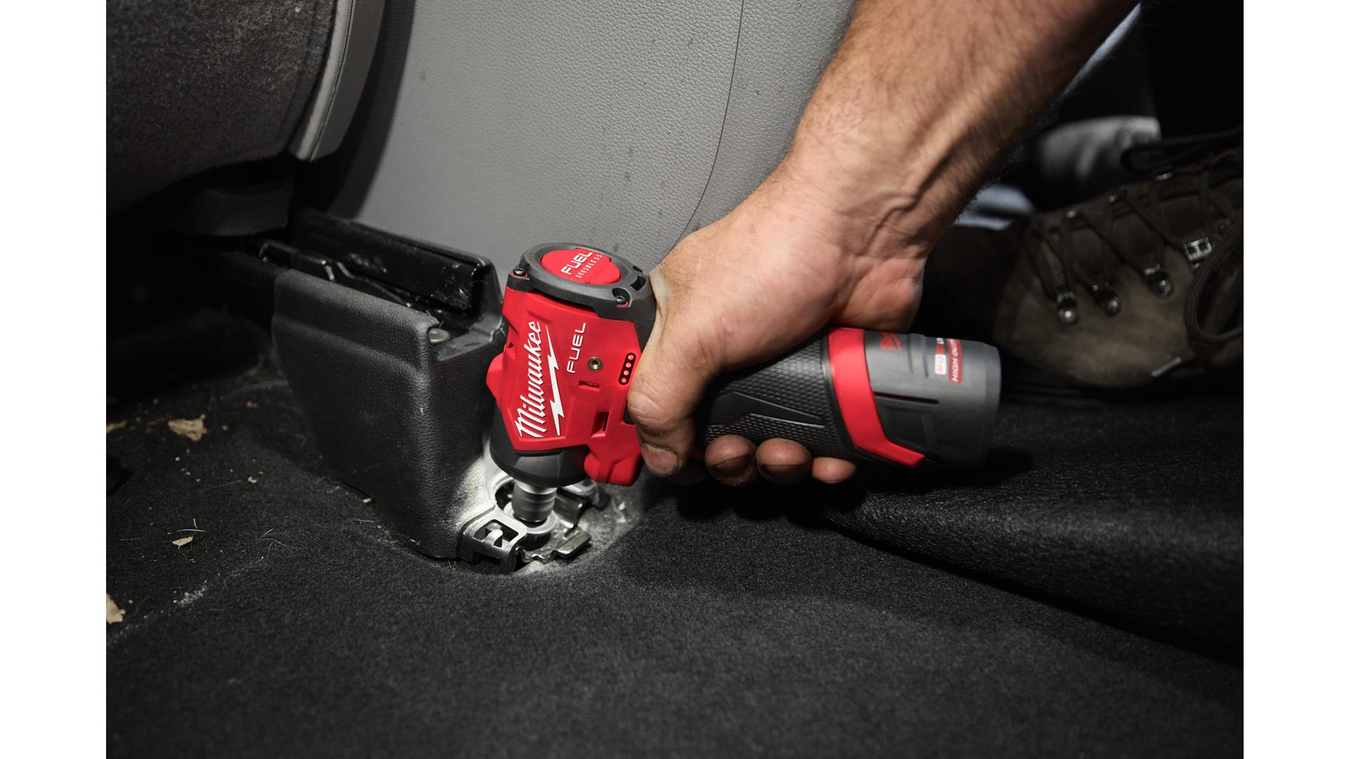 MILWAUKEE M12 FSCIWF38-252X - SUBKOMPAKTOWY KLUCZ UDAROWY 3/8", 271 NM, 12 V, FUEL™, W WALIZCE, 2 X 2.5 AH + ŁADOWARKA