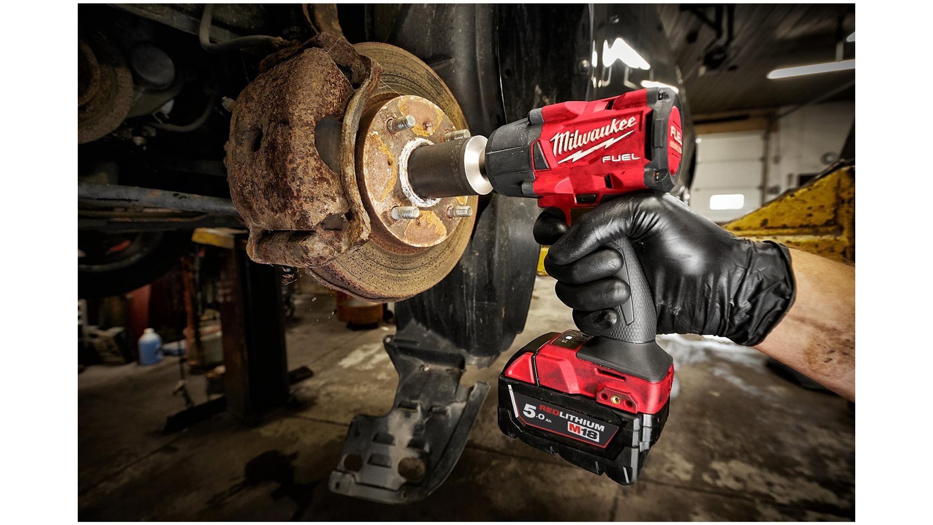 MILWAUKEE M18 FMTIW2F12-502X - KLUCZ UDAROWY 1/2", 745 NM, 18 V, 5.0 AH, FUEL™, W WALIZCE, Z 2 AKUMULATORAMI I ŁADOWARKĄ.
