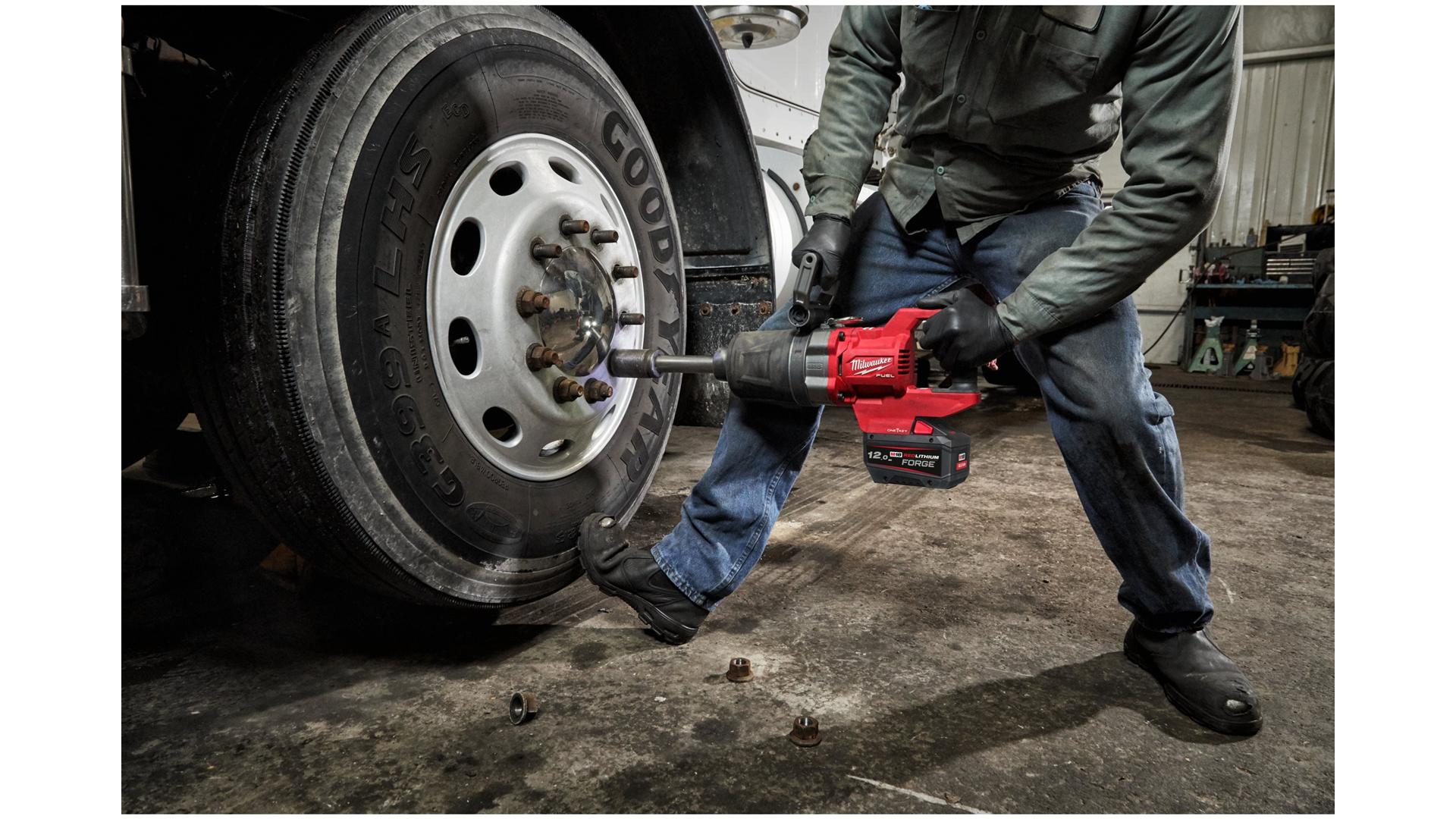 MILWAUKEE M18 ONEFHIWF1D-0C - KLUCZ UDAROWY 1" Z RĘKOJEŚCIĄ D, 2576 NM, 18 V, ONE-KEY™, W WALIZCE, BEZ WYPOSAŻENIA
