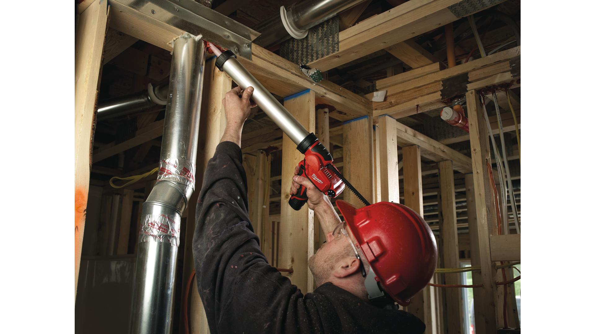 MILWAUKEE M12 PCG/600A-201B - SUBKOMPAKTOWY PISTOLET DO KLEJU Z POJEMNIKIEM 600 ML, 12 V, W TORBIE, 2.0 AH + ŁADOWARKA
