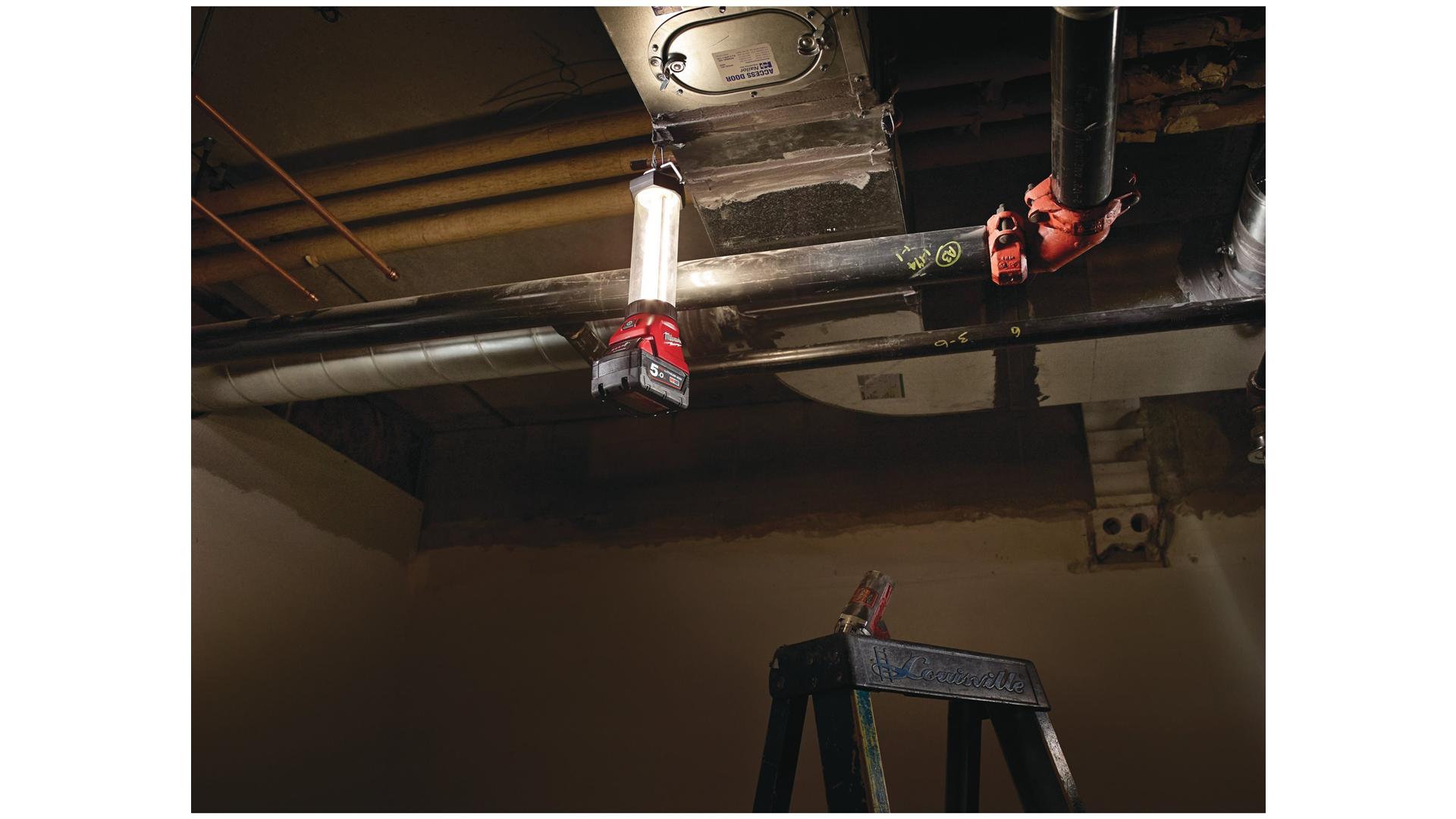 MILWAUKEE M18 LL-0 - LATARNIA LED, 700 LM, 18 V, BEZ WYPOSAŻENIA
