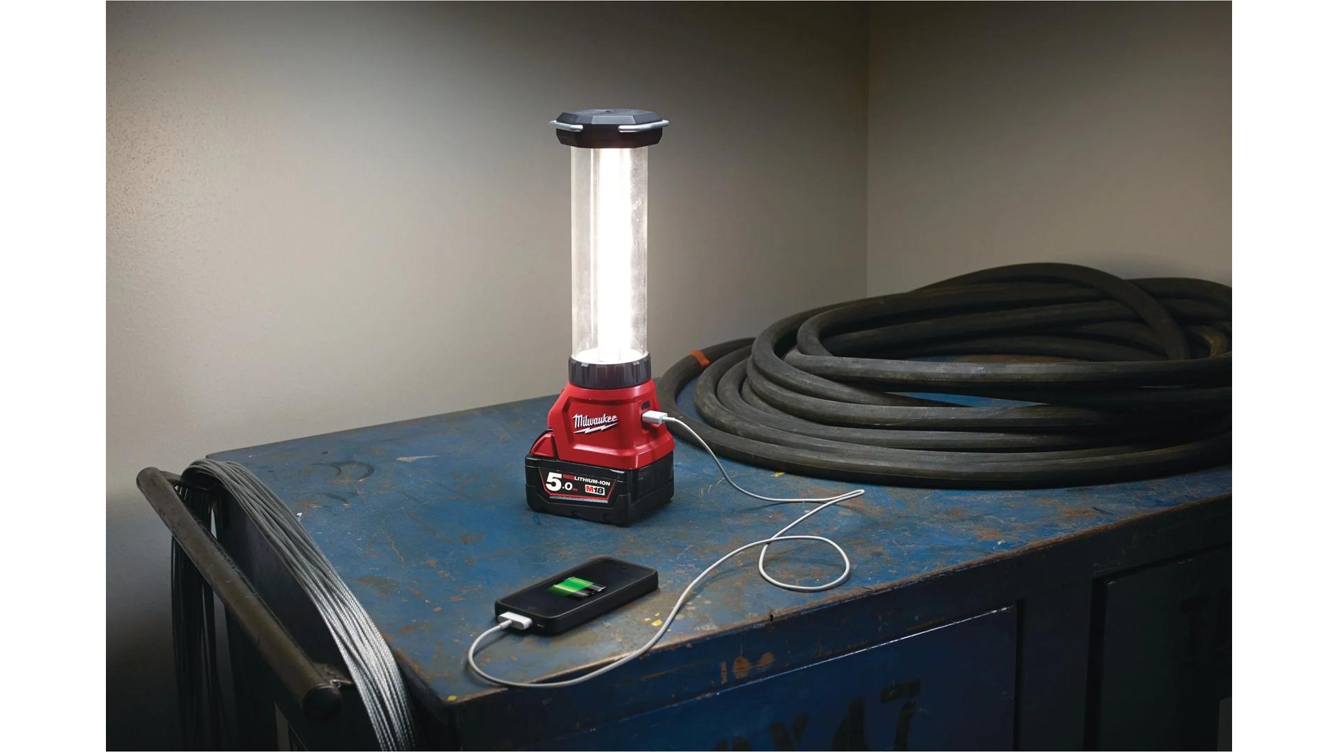 MILWAUKEE M18 LL-0 - LATARNIA LED, 700 LM, 18 V, BEZ WYPOSAŻENIA
